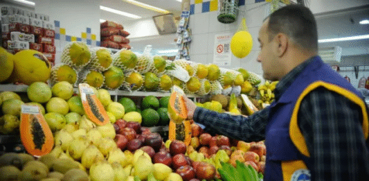 Pepino e laranja são os alimentos campeões de agrotóxicos em nova análise da Anvisa