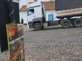 Moradores denunciam que o tráfego de veículos pesados nas ruas do Centro Histórico de Pirenópolis estão abalando as estruturas dos casarões