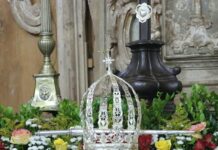 Em Pirenópolis, o Domingo de Páscoa marca o encerramento das celebrações da Semana Santa e o início oficial dos preparativos para a Festa do Divino Espírito Santo, com a tradicional Entrega da Coroa em Missa Solene, ás 20h00