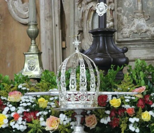Em Pirenópolis, o Domingo de Páscoa marca o encerramento das celebrações da Semana Santa e o início oficial dos preparativos para a Festa do Divino Espírito Santo, com a tradicional Entrega da Coroa e, Missa Solene, ás 20h00